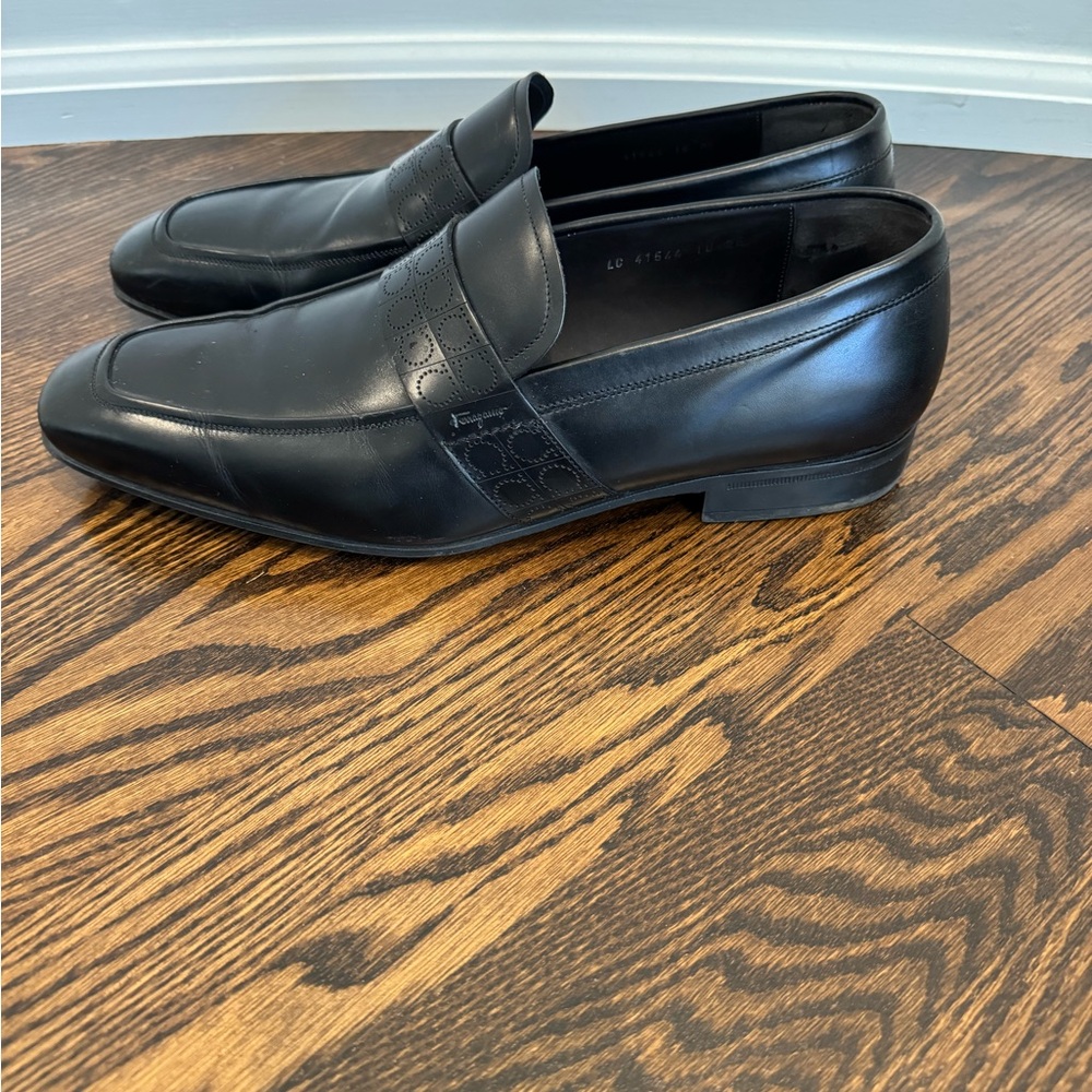 Men’s Ferragamo black dress shoe. Size 10
